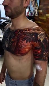 Color Tattoo auf der Brust vom Mann in Friedberg