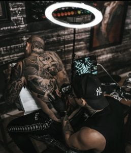 Kreative Tattoos im Stil Realistic und Blackwork