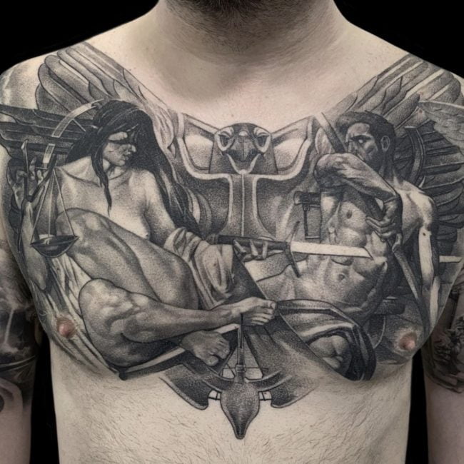 Detailreiches Brust Tattoo Man