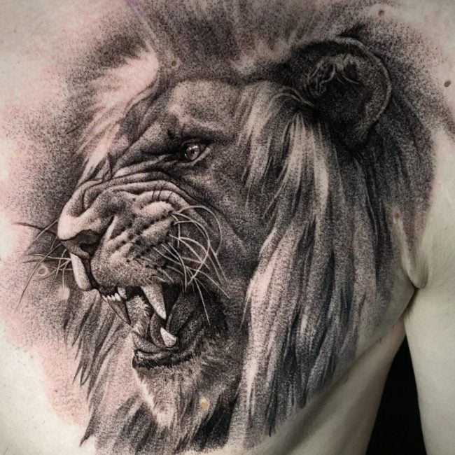 Löwe Brust Tattoo Mann