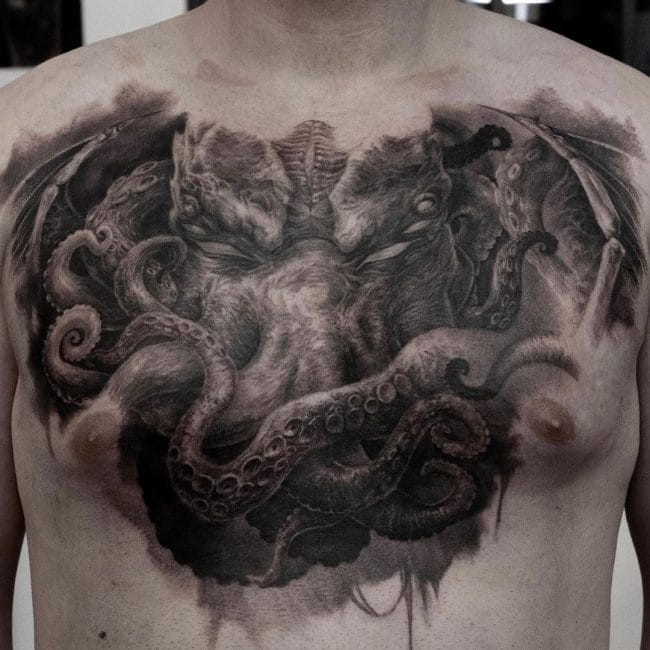 Großes Black & Grey Brust Tattoo Mann Cthulu
