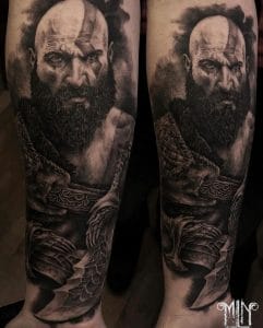 Faszinierende Arm Tattoo-Ideen: Kratos von God of War Black and Grey Tattoo