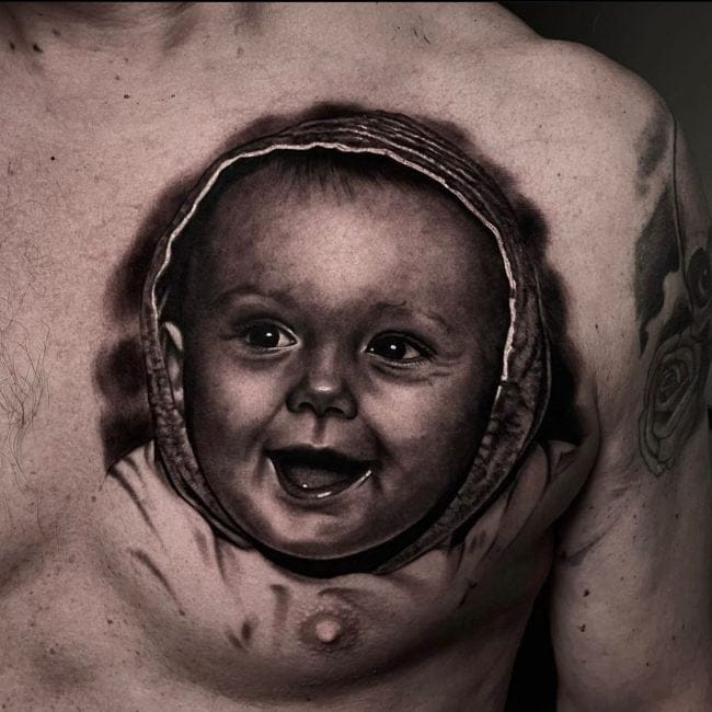 Baby Sohn Portrait Brust Tattoo Mann