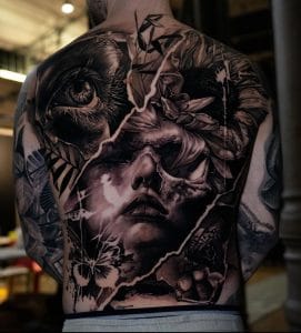 Gigantisches realistic tattoo auf dem Rücken