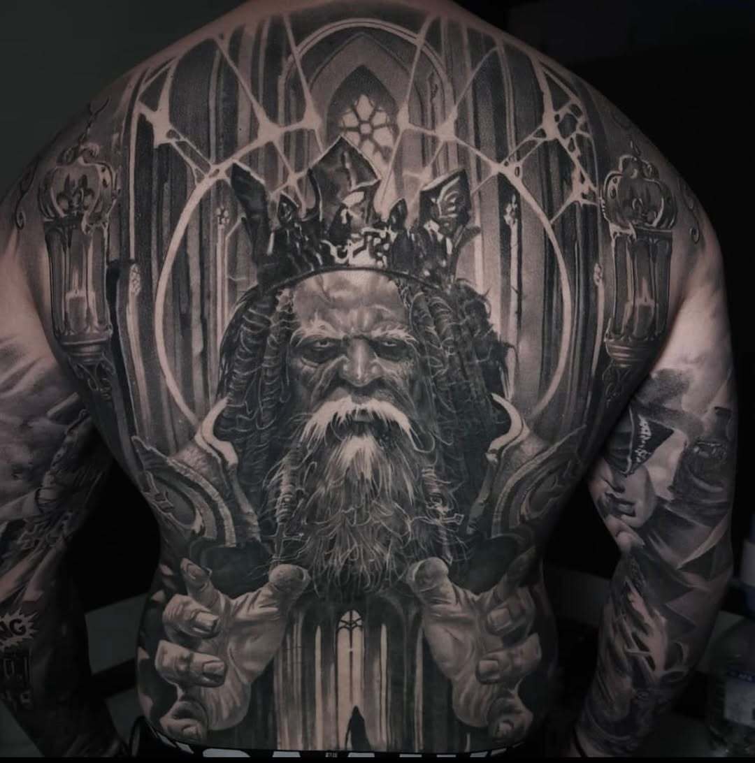 Großes und realistisches Rückentattoo