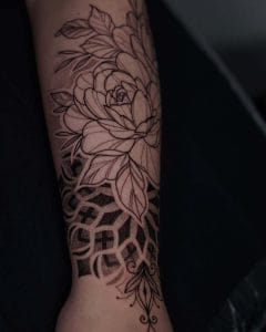 Wie schmerzhaft sind Unterarm Tattoos. Einleitung in Tattoo-Schmerzen