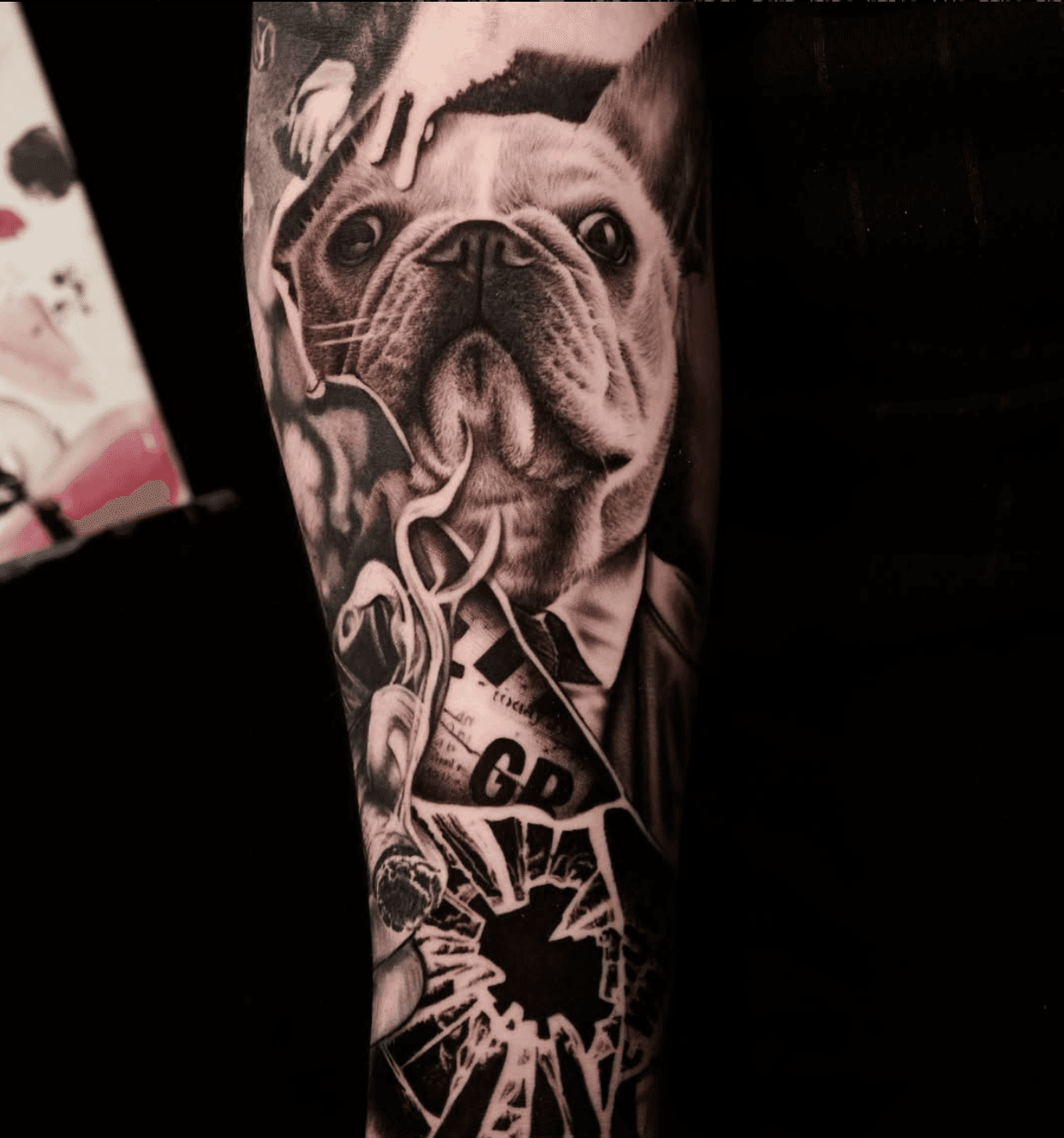 ine Mischung aus Attitüde und Kunst Realistische Details, ein badass French Bulldog, Zeitung, Rauch und zerbrochenes Glas – alles in einem Design