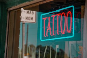 Tattoo Shop Außenbreich Neon Licht