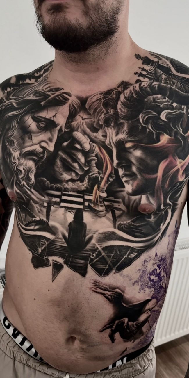 Brust Tattoo Mann, Jesus vs Satan