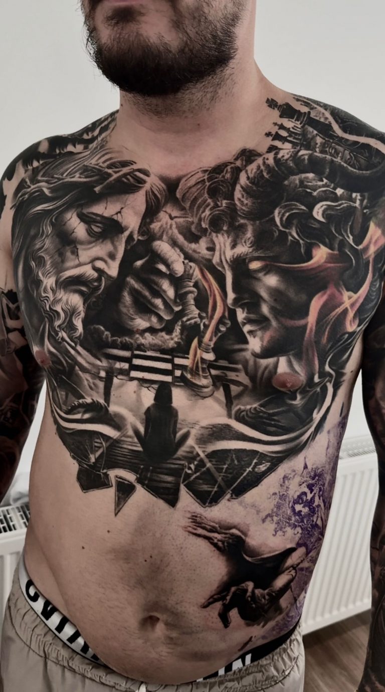 Brust Tattoo Mann, Jesus vs Satan