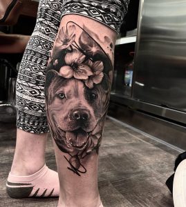 Realistisches Tattoo im Tier Design, Hund mit Blumen
