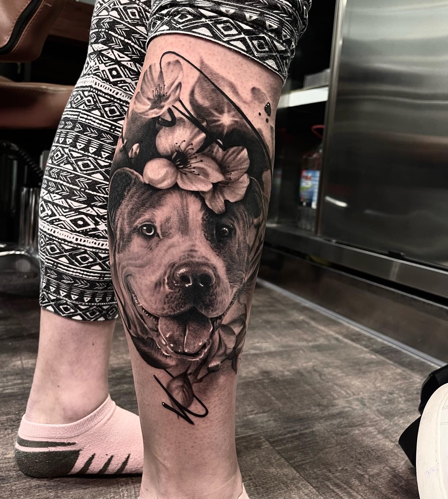Realistisches Tattoo im Tier Design, Hund mit Blumen