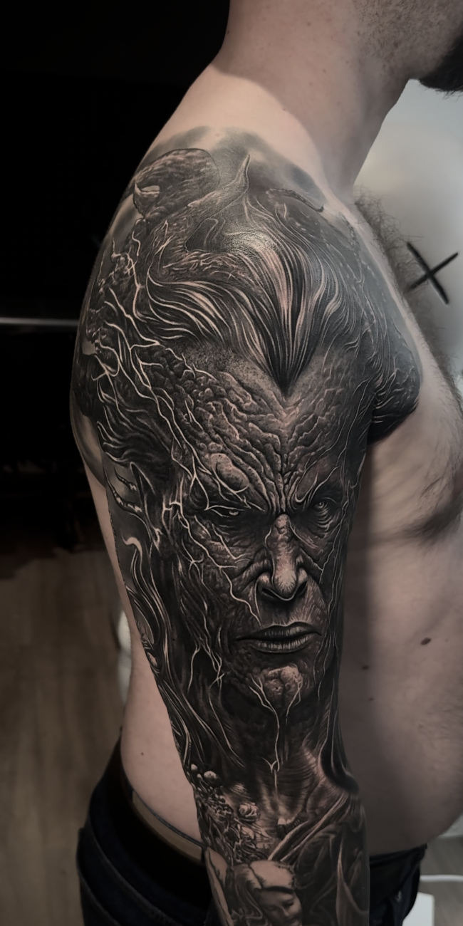 Tattoo Studio Friedberg Cover-Up Tattoo Mutant Gesicht Oberarm realistisch Friedberg