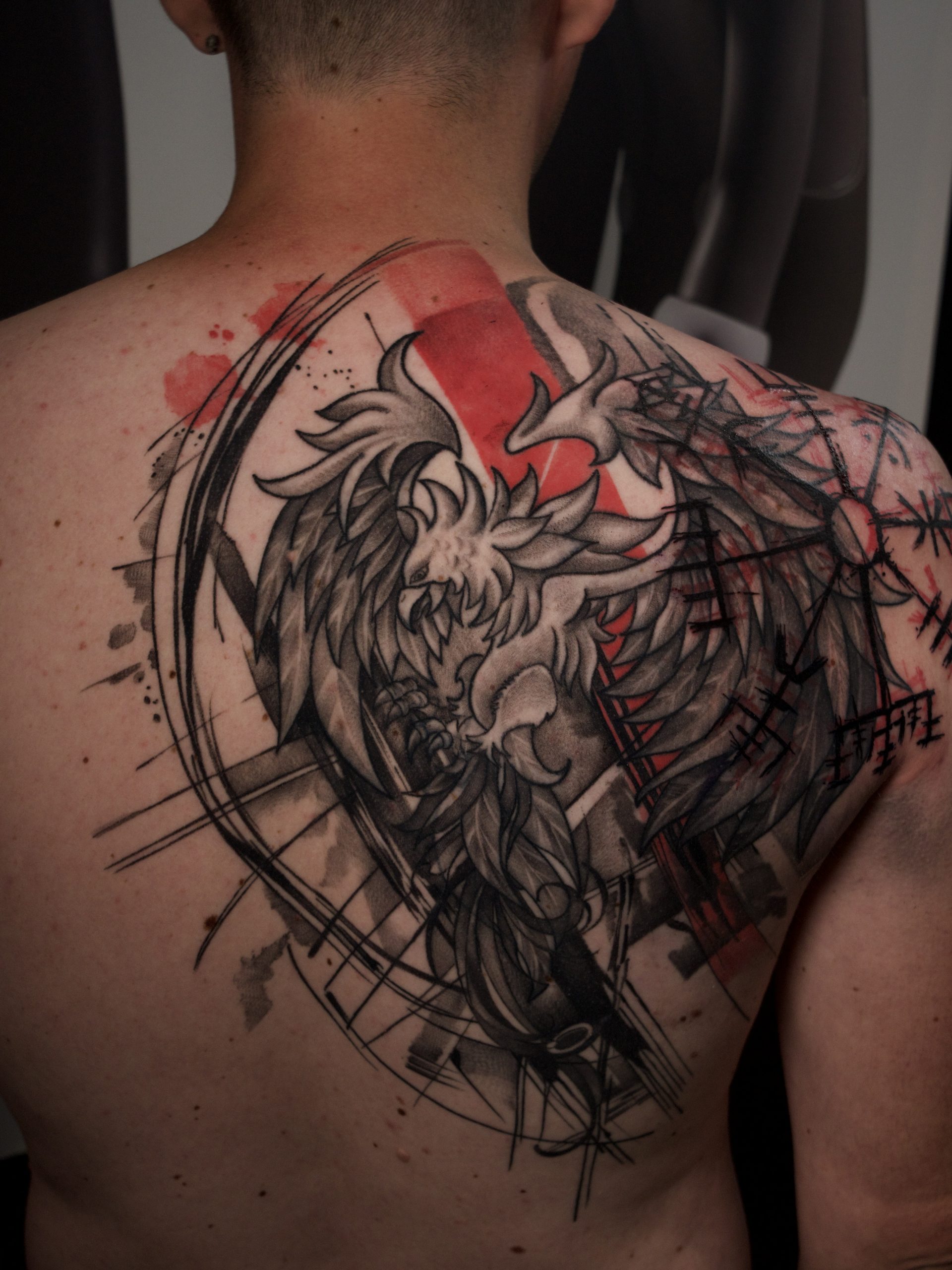 Cover-Up Tattoo Phoenix rot schwarz Ruecken Friedberg